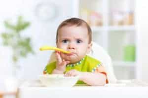 Read more about the article Oatmeal vs. Rice Cereal for Babies: What’s the Difference?