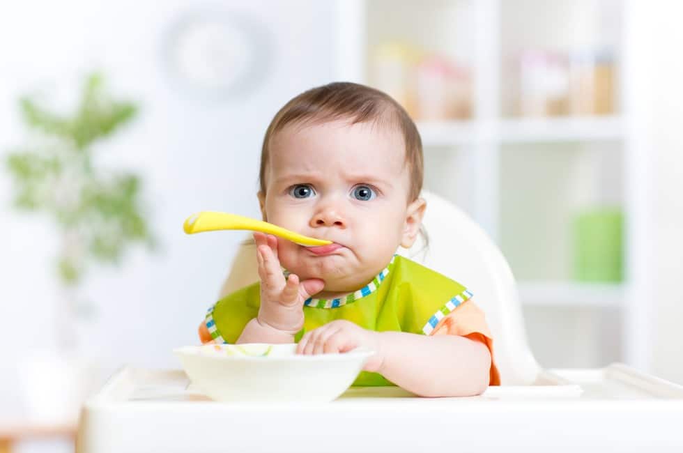 You are currently viewing Oatmeal vs. Rice Cereal for Babies: What’s the Difference?